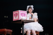 椅子でくつろぐ仲村悠菜。