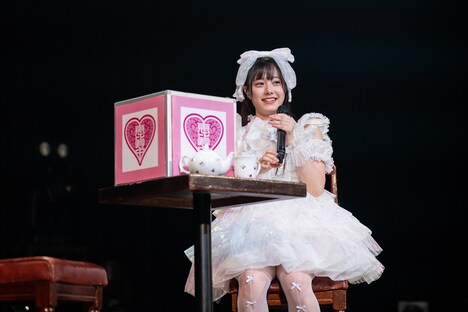 椅子でくつろぐ仲村悠菜。