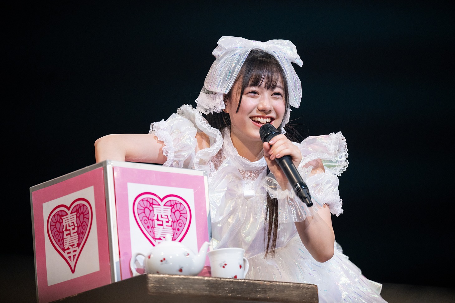 ボックスから質問を取り出す仲村悠菜。