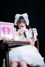 質問を読み上げる仲村悠菜。