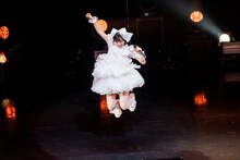 元気いっぱいジャンプする仲村悠菜。