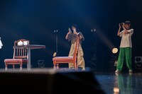 スマホ2台持ちの桜井えまカメラマン（左）と一眼レフを手にした小久保柚乃カメラマン（右）。