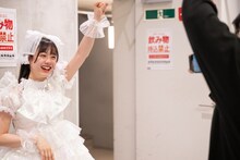 舞台裏で「ヤー！」と叫ぶ終演後の仲村悠菜。