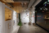 展示の様子。竜巻を連想して制作されたオブジェはクルクルと回る。