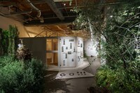 展示の様子。ドアの足元に描かれた「GO!!!」の文字はメンバーによるもの。