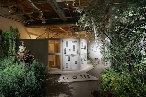 展示の様子。ドアの足元に描かれた「GO!!!」の文字はメンバーによるもの。