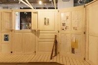 展示の様子。アルバムの制作資料も数多く展示されている。