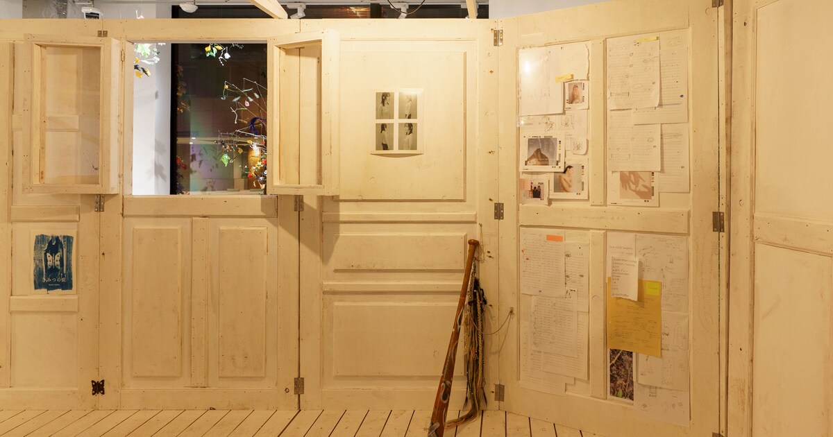 展示の様子。アルバムの制作資料も数多く展示されている。 [画像ギャラリー 7/20] - 音楽ナタリー