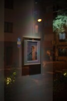 展示された塩塚モエカ（Vo, G）の写真。