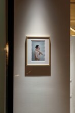 展示された塩塚モエカ（Vo, G）の写真。