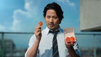 マクドナルドの新テレビCM「スパイシーチキンマックナゲット『応援って意味ありますか？』」編より。