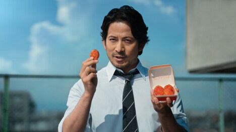 マクドナルドの新テレビCM「スパイシーチキンマックナゲット『応援って意味ありますか？』」編より。
