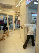 2匹にリードを引っ張られながら“人生4カット写真”を確認するシャオジュン。（WayV X @WayV_officialより）