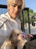 シャオジュンと犬。（WayV X @WayV_officialより）