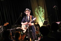 加藤ヒロ「スモーキーなスコッチと満月と」より。（撮影：内藤まみ）