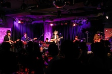 加藤ヒロ「スモーキーなスコッチと満月と」より。（撮影：内藤まみ）