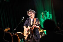 加藤ヒロ「スモーキーなスコッチと満月と」より。（撮影：内藤まみ）