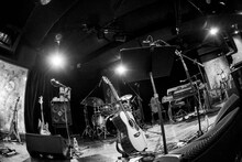 加藤ヒロ「スモーキーなスコッチと満月と」のオフショット。（撮影：内藤まみ）