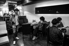 加藤ヒロ「スモーキーなスコッチと満月と」のオフショット。（撮影：内藤まみ）