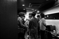 加藤ヒロ「スモーキーなスコッチと満月と」のオフショット。（撮影：内藤まみ）