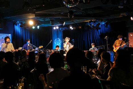 加藤ヒロ「スモーキーなスコッチと満月と」より。（撮影：内藤まみ）