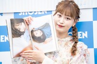 写真集のお気に入りカットを見せる新沼希空（つばきファクトリー）。