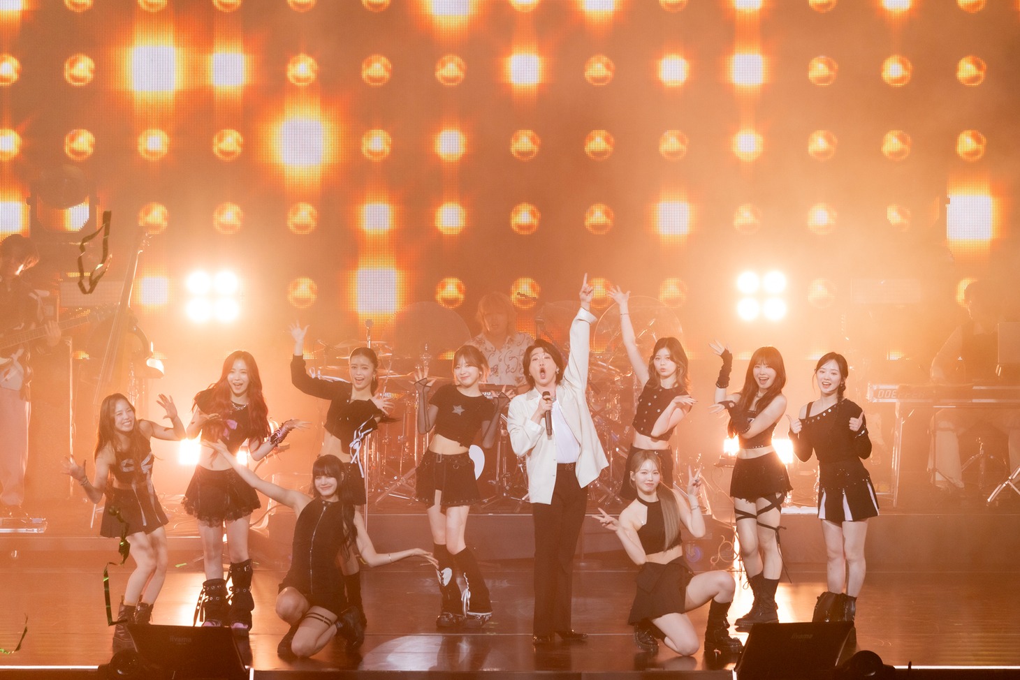 「The Performance」より、Mrs. GREEN APPLEとNiziUのコラボステージの様子。 (c)The Performance / 撮影：田中聖太郎写真事務所