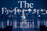 若井滉斗（G / Mrs. GREEN APPLE）とRIIZEのコラボステージの様子。 (c)The Performance / 撮影：田中聖太郎写真事務所