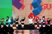 「The Performance」より、Mrs. GREEN APPLEとNiziUのコラボステージの様子。 (c)The Performance / 撮影：田中聖太郎写真事務所