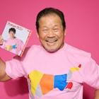藤波辰爾が「マッチョ・ドラゴン」ジャケで着用、あのピンクの衣装がTシャツ化