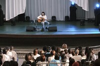 「尾崎世界観の日 特別篇 2024」より尾崎世界観のライブパートの様子。（撮影：関信行）