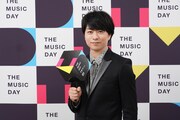 「THE MUSIC DAY」オリジナルうちわを手に持つ櫻井翔