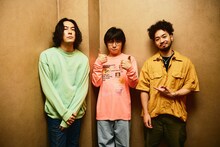 左から有島コレスケ、崎山蒼志、守真人。（Photo by KEIKO TANABE）
