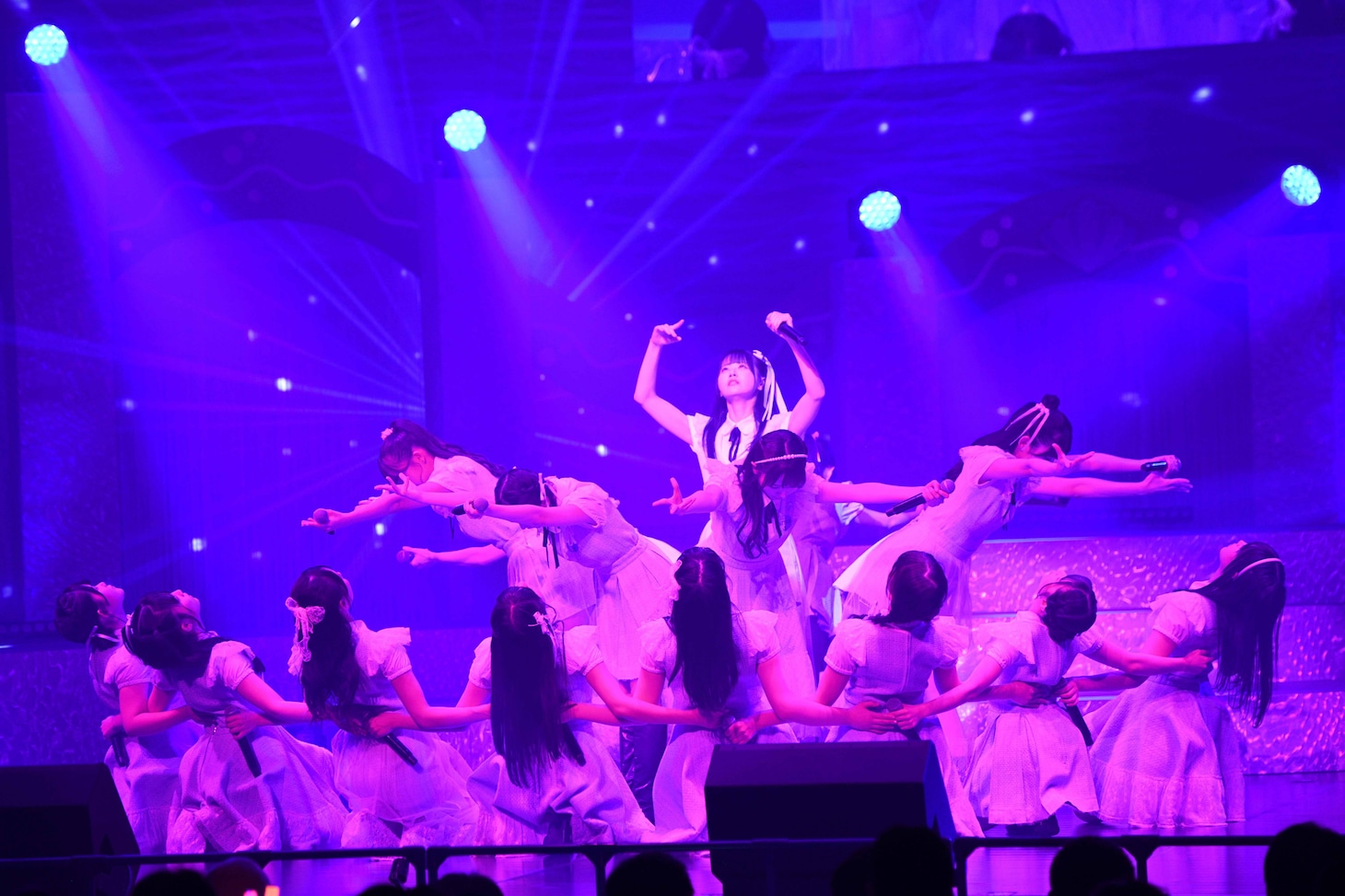「愛の重さ」を披露するSTU48。(c)STU