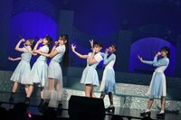 「月と僕と新しい自分」を披露するSTU48。(c)STU