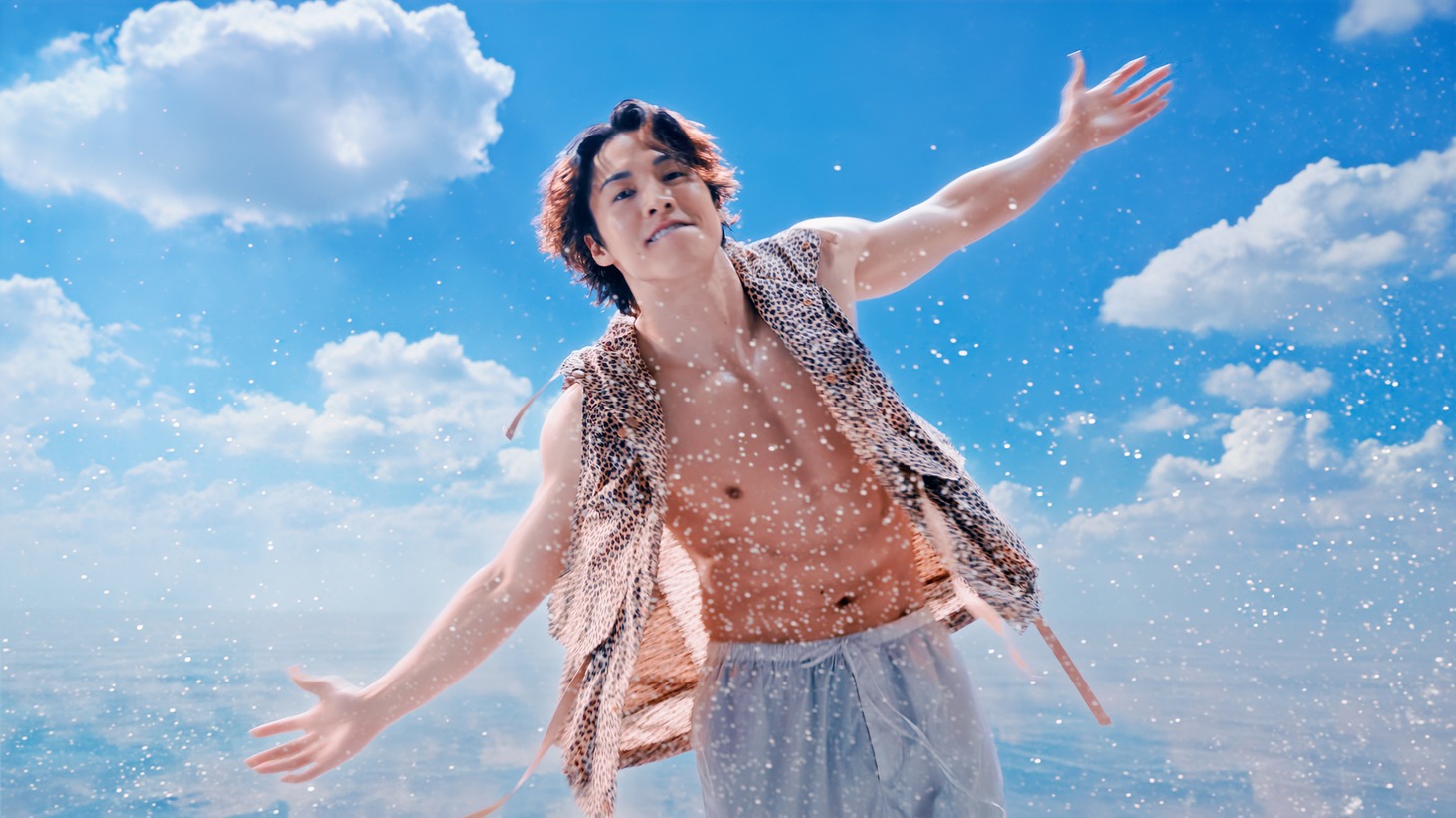 「VAAM SMART FIT WATER SPARKLING」新 Web CM「Move！動き出せ！」編より。