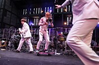 ステージをスケートボードで滑走する北原雅彦（Tb）。（撮影：仁礼博）