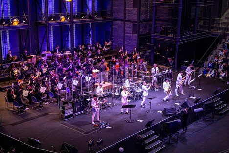東京スカパラダイスオーケストラと東京フィルハーモニー交響楽団。(撮影:仁礼博)