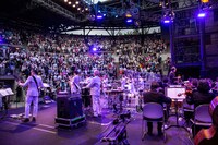 東京スカパラダイスオーケストラと東京フィルハーモニー交響楽団。（撮影：仁礼博）