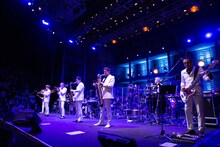 東京スカパラダイスオーケストラと東京フィルハーモニー交響楽団。（撮影：仁礼博）