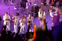 「Paradise Has No Border」のパフォーマンスの様子。（撮影：仁礼博）