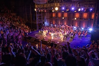 「Paradise Has No Border」のパフォーマンスの様子。（撮影：仁礼博）