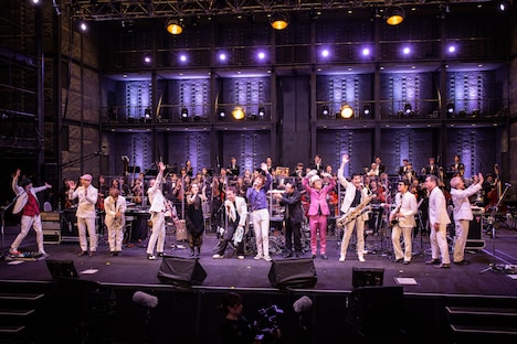 フィナーレでラインナップする出演者たち。(撮影:仁礼博)