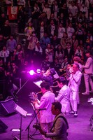 ハナレグミと東京スカパラダイスオーケストラ。（撮影：仁礼博）