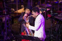 ハナレグミと谷中敦。（撮影：仁礼博）