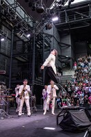 ジャンプするムロツヨシ。（撮影：仁礼博）