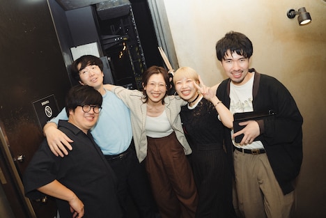 左から谷口雄（Key）、浜公氣（Dr）、柴田聡子（Vo, G）,
まきやまはる菜（B）、岡田拓郎（G）。（撮影：丹澤由棋 ［@yukitanzawa］）
