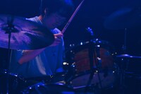 浜公氣（Dr）（撮影：丹澤由棋 ［@yukitanzawa］）