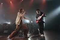 掛け合いでファンを熱狂させる柴田聡子（Vo, G）と谷口雄（Key）。（撮影：丹澤由棋 ［@yukitanzawa］）