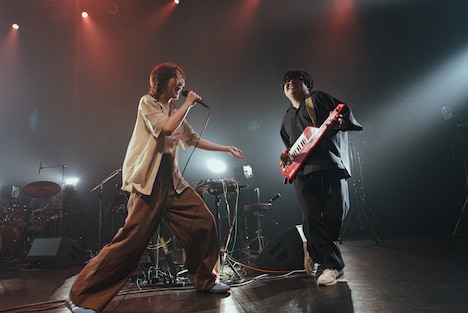 掛け合いでファンを熱狂させる柴田聡子（Vo, G）と谷口雄（Key）。（撮影：丹澤由棋 ［@yukitanzawa］）